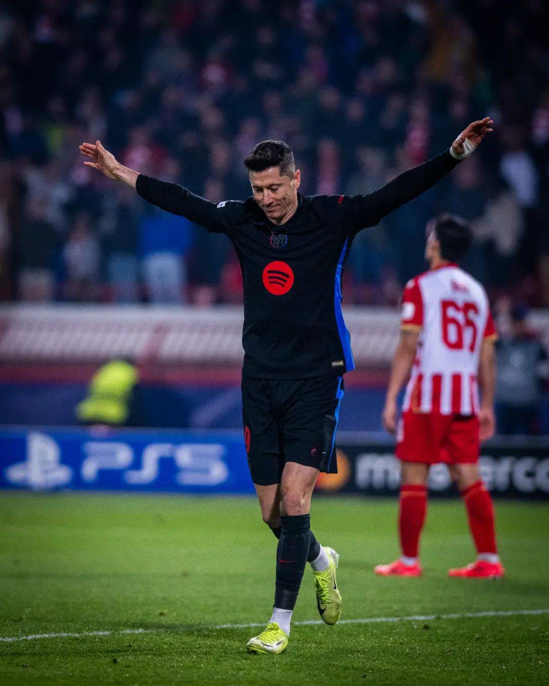 巴萨前锋梅开二度，锁定胜局