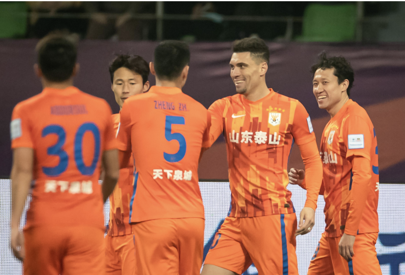 沙尔克赢球仍下课，球队风雨飘摇的简单介绍