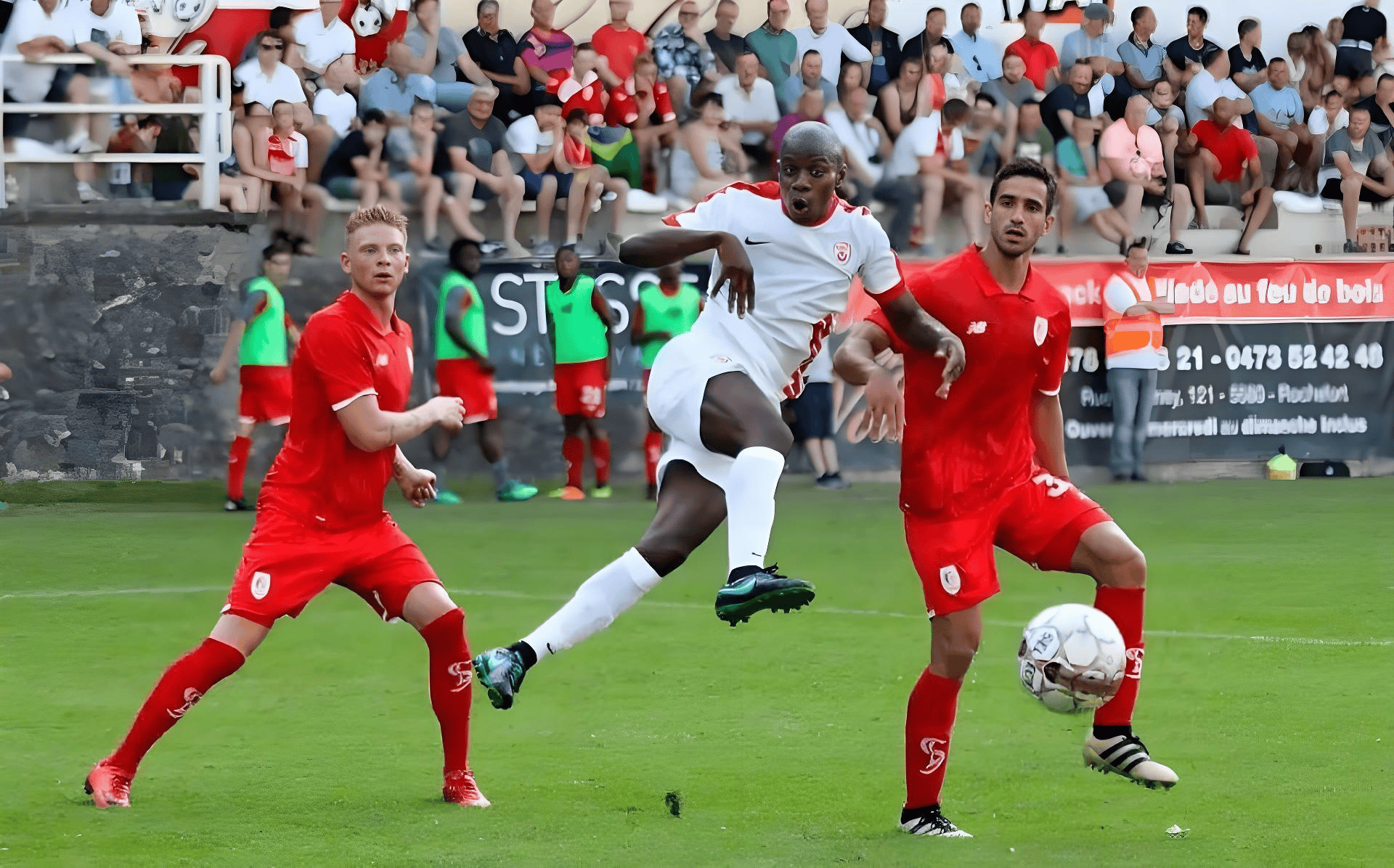 阿贾克斯取得客场胜利，荷甲联赛排名攀升的简单介绍