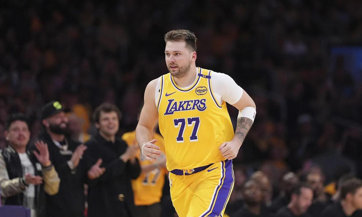 东契奇关键节点问鼎冠军，澳大利亚队带队取胜！(东契奇73分集锦)